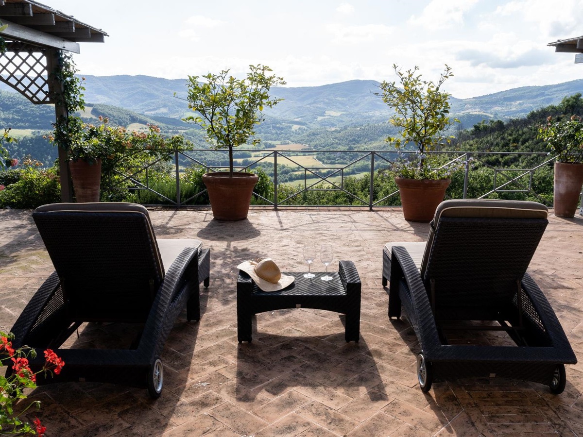 View of the sunloungers at La Cascinale in Umbria overlooking hills