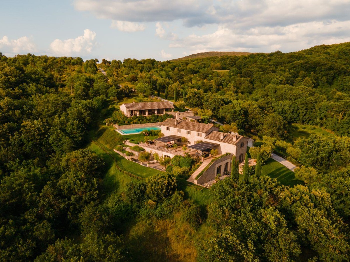 The stunning exterior and surrounding grounds of La Cascinale.