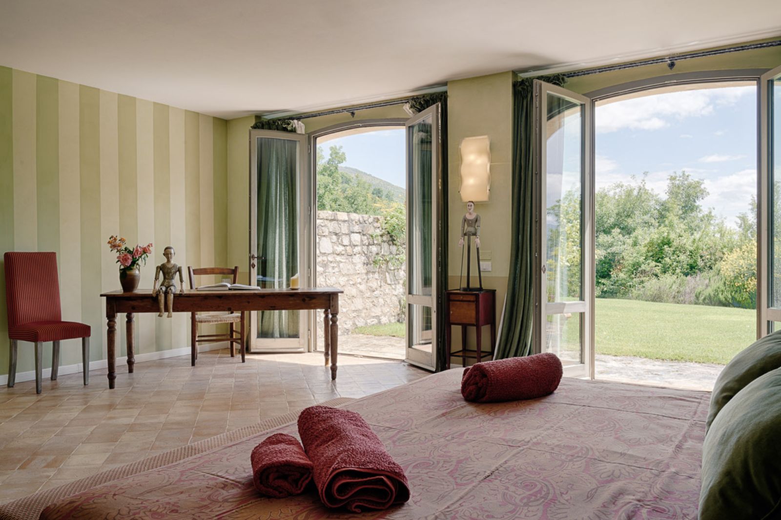 Double bedroom at La Cascinale with garden view