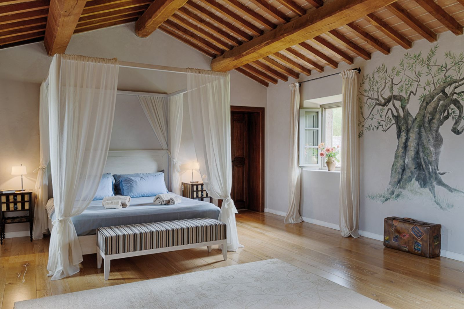 Double bedroom with four poster bed at La Cascinale