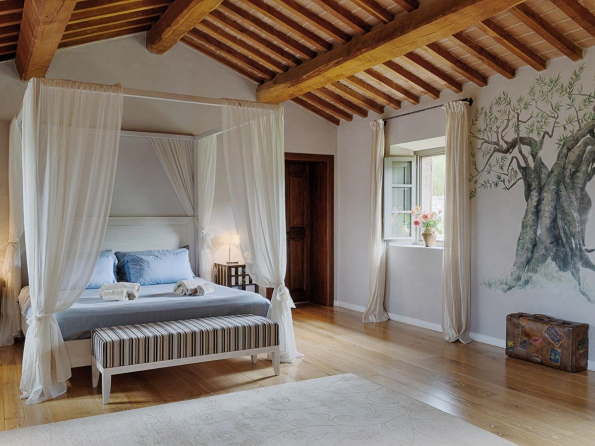 Double bedroom with four poster bed at La Cascinale