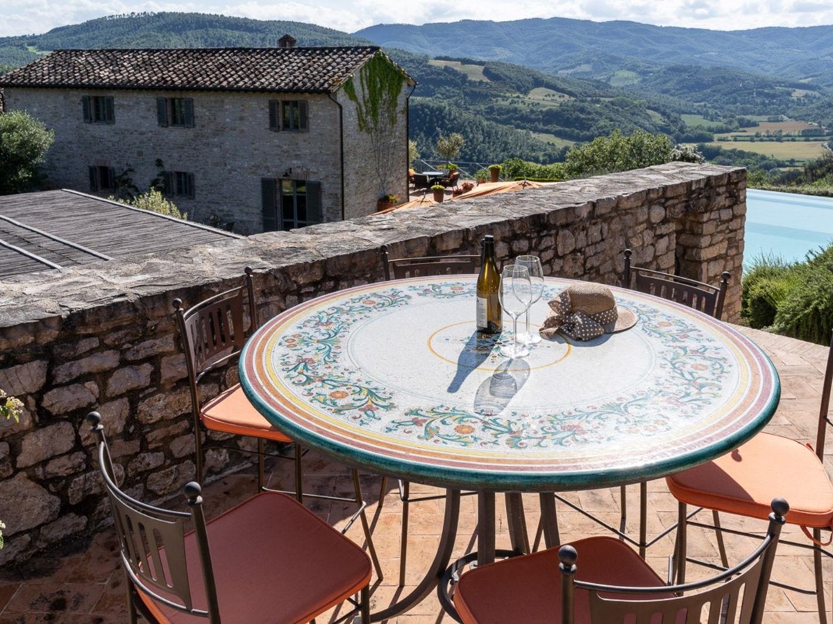 Outdoor seating at La Cascinale with countryside views