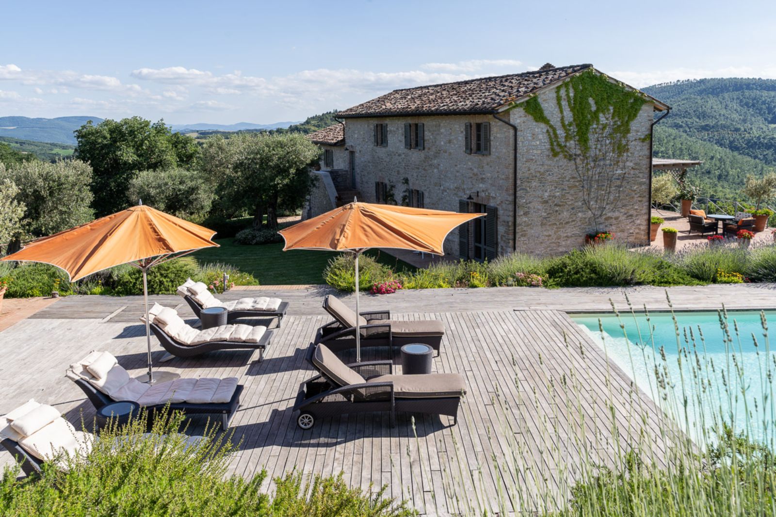 Pool with loungers and parasols at La Cascinale