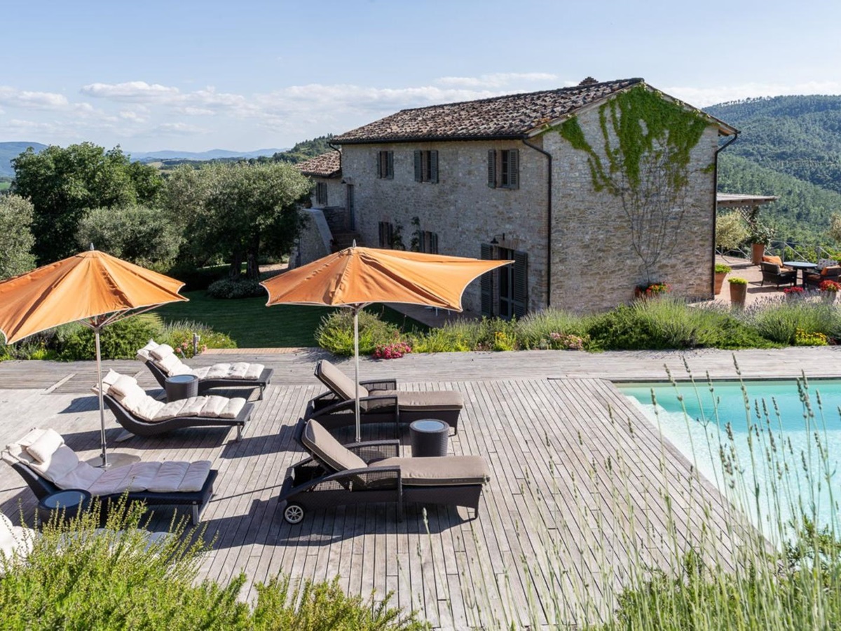 Pool with loungers and parasols at La Cascinale