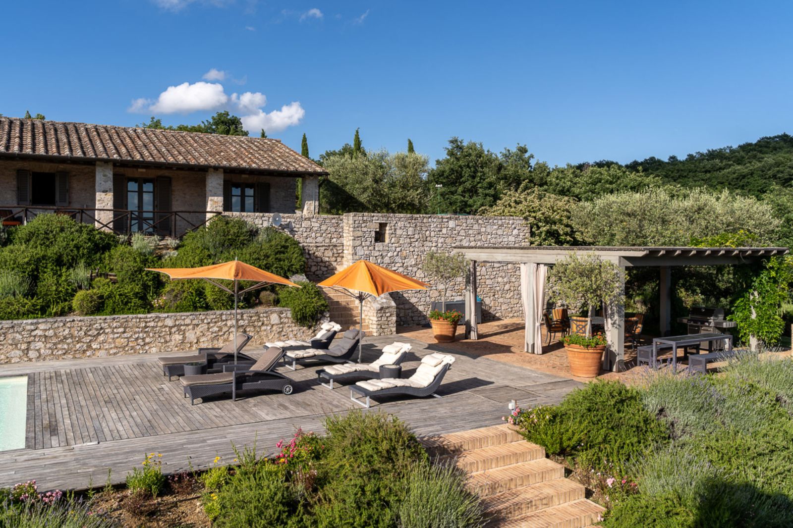 Terrace with loungers at La Cascinale