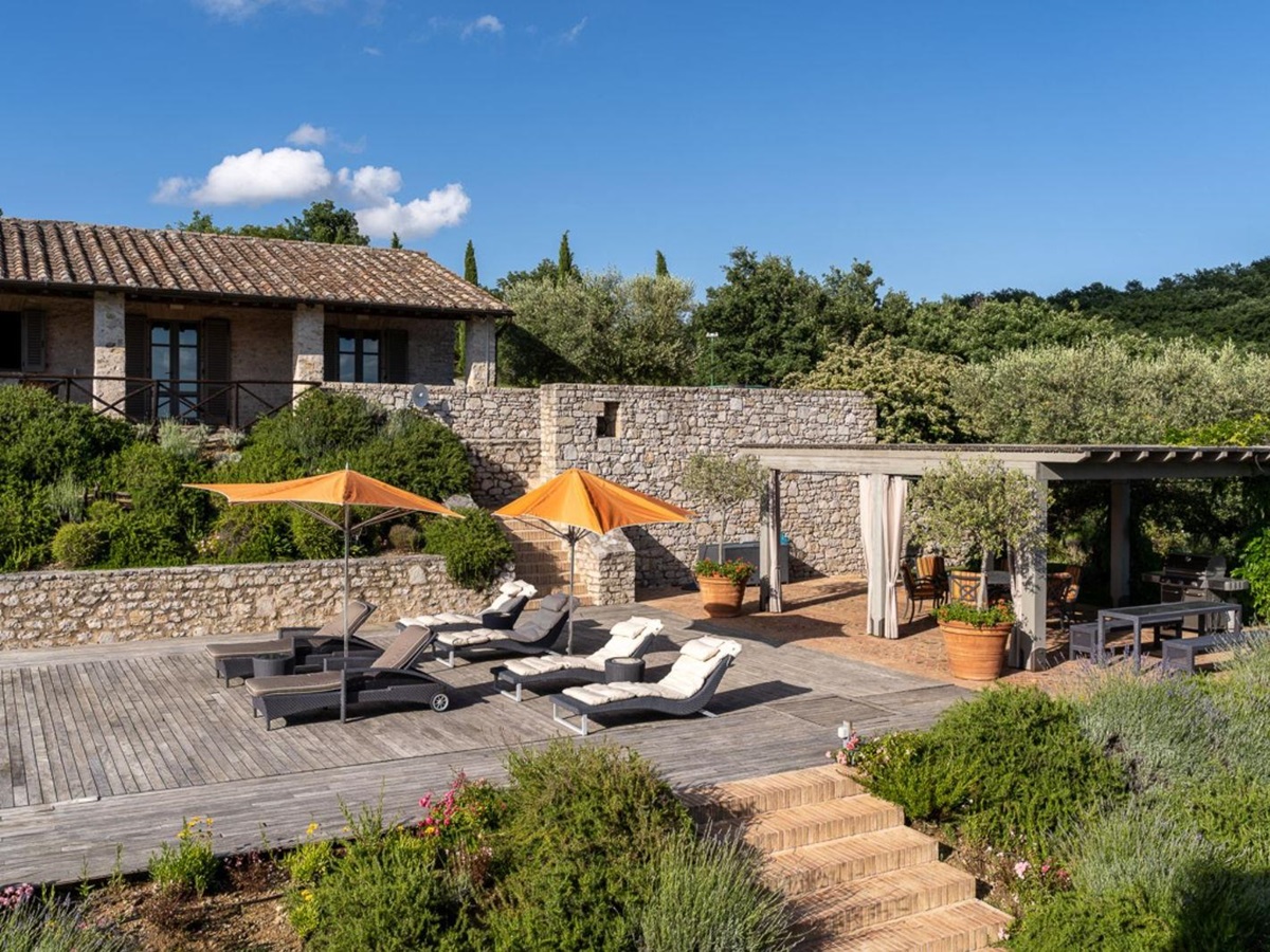 Terrace with loungers at La Cascinale