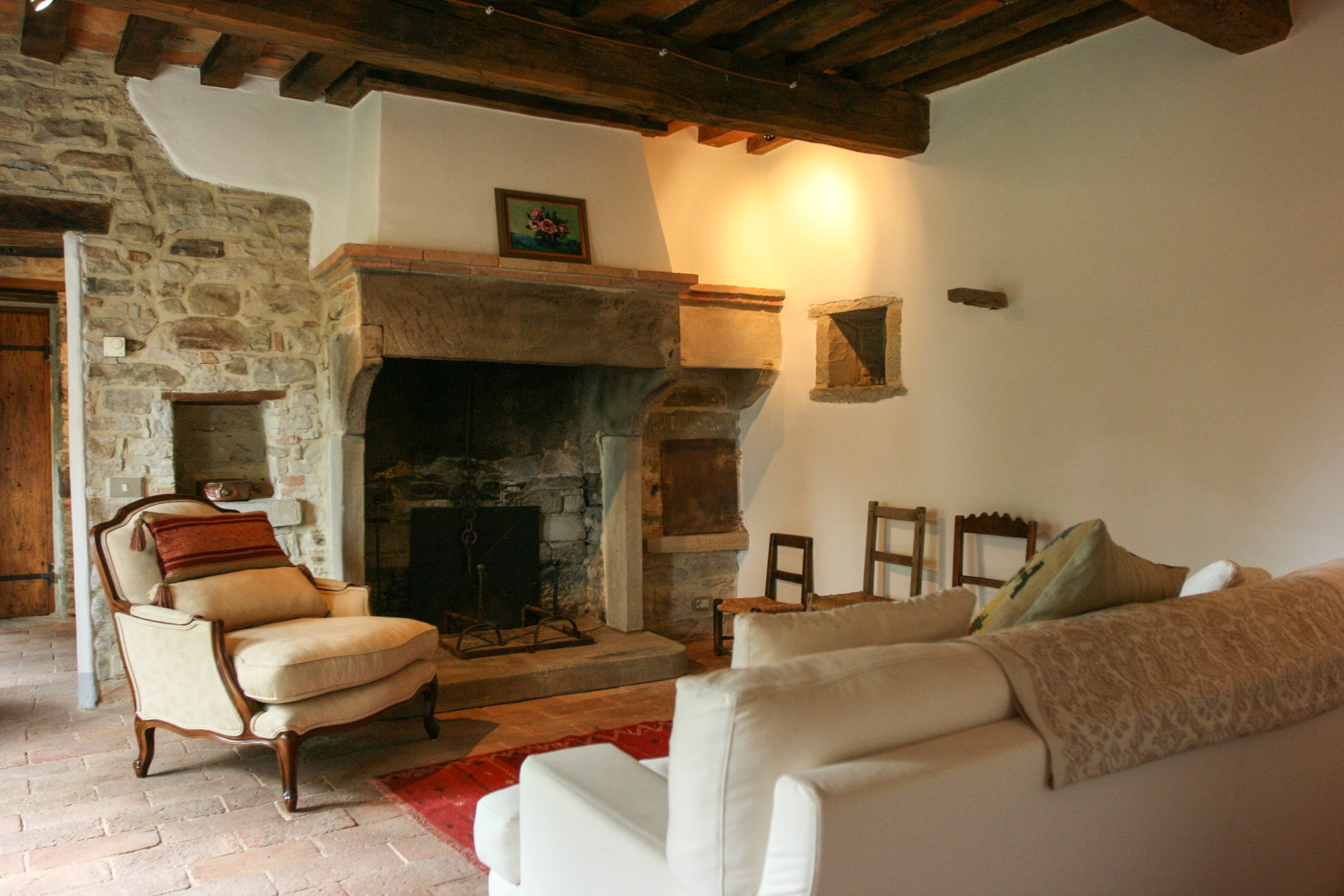 Lounge in La Spiga, Umbria, with a fireplace 