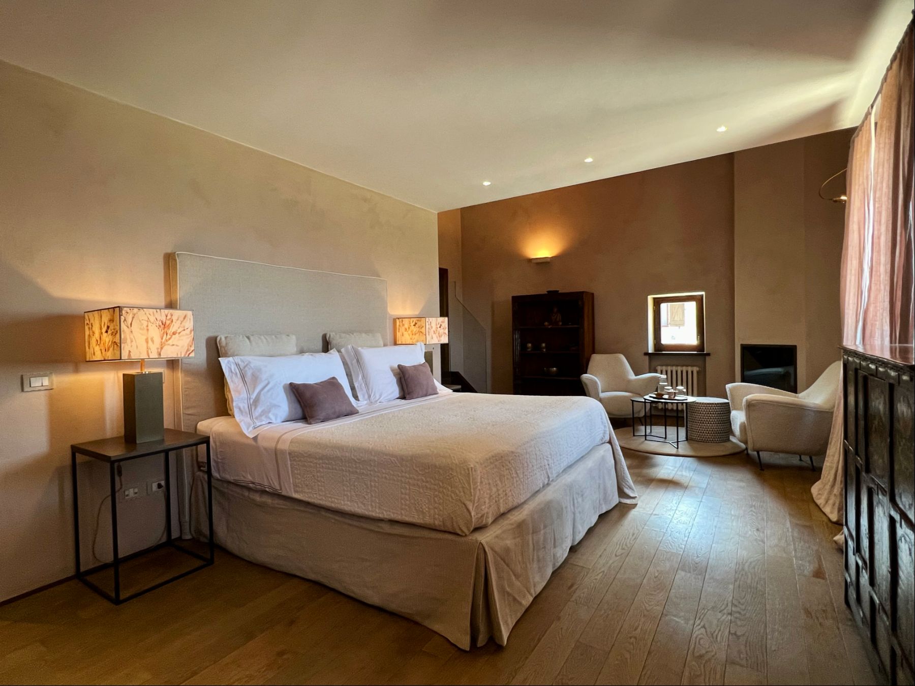 Double bedroom with armchairs at L'Eremo in Umbria