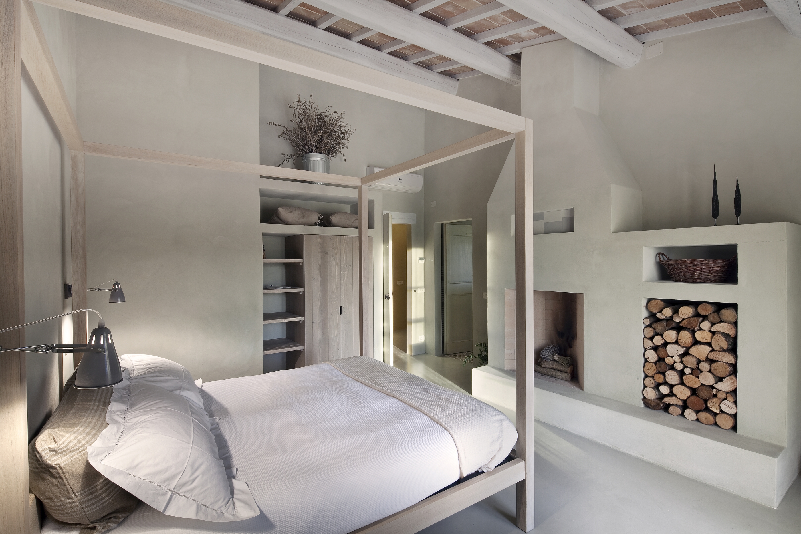 White double bedroom with fireplace in Mandola Piccola, umbria