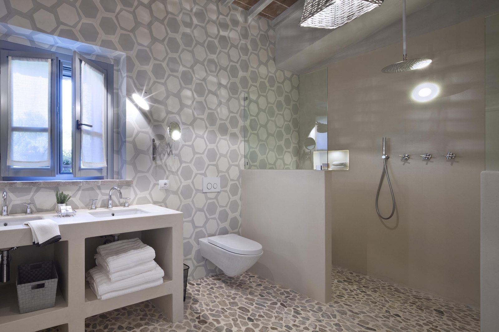Tiled bathroom with walk-in shower at Mandola Piccola in Umbria