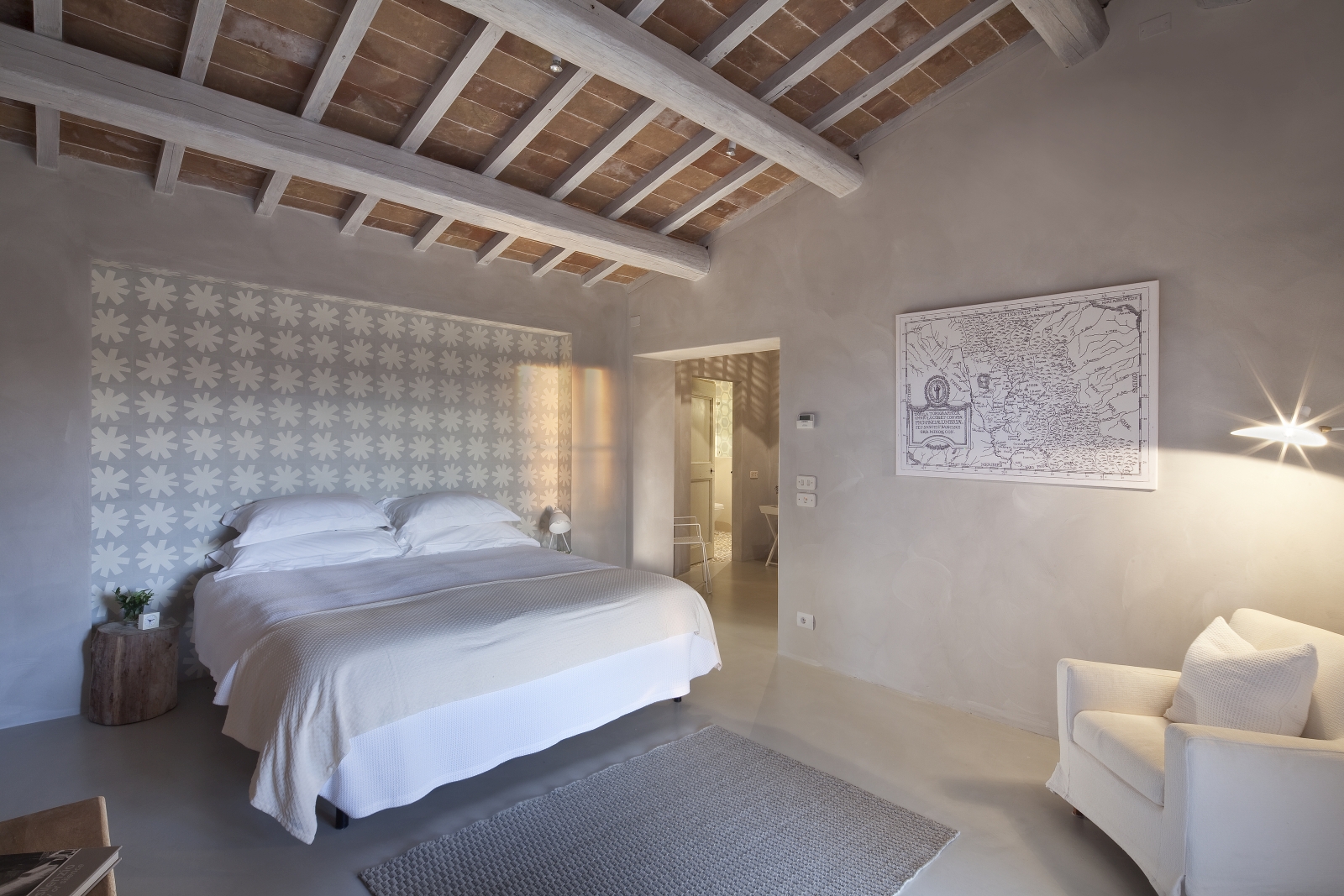 Double bedroom with high beamed ceilings at Mandola Piccola in Umbria