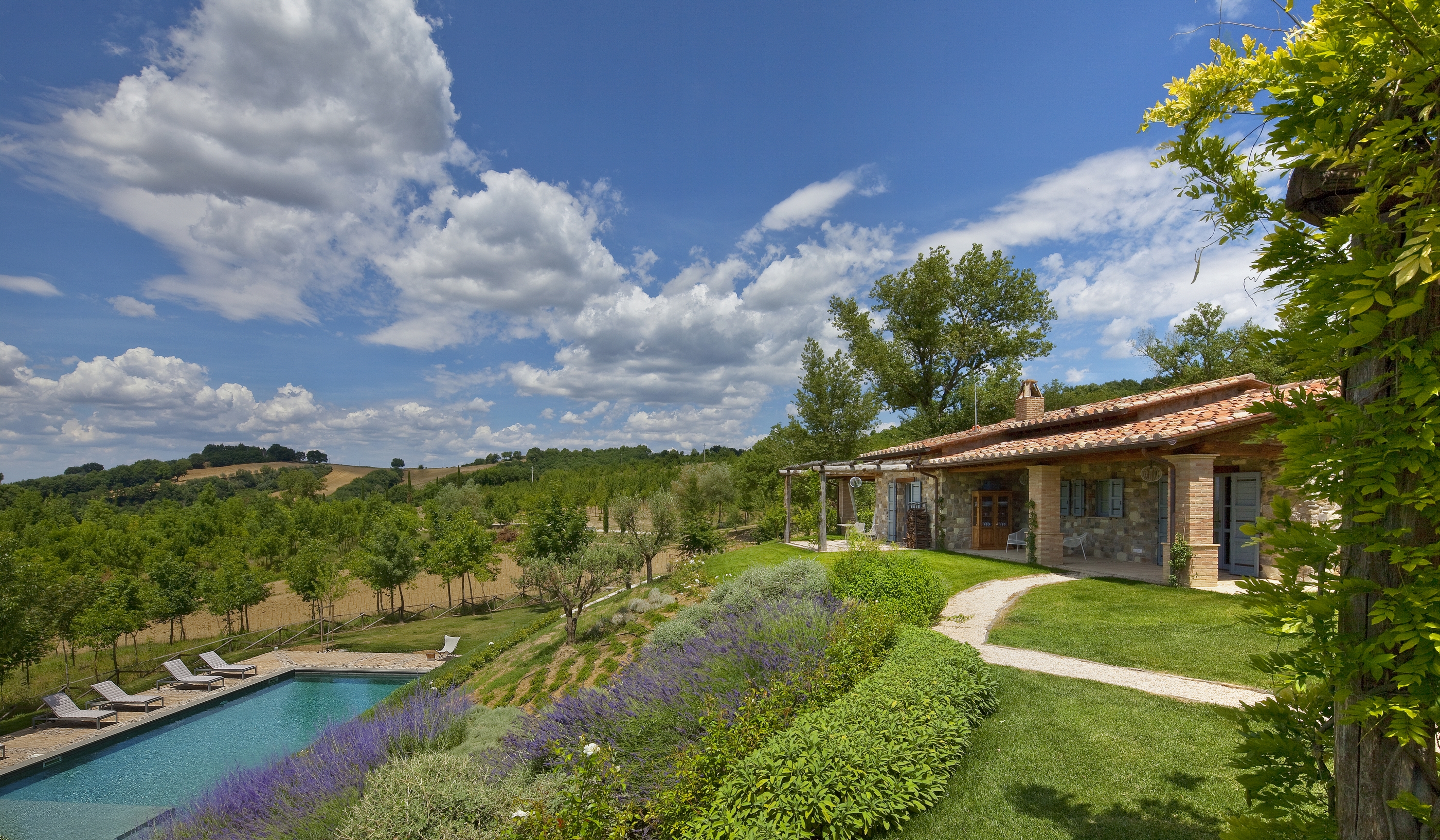 Swimming pool and facade of Mandola Piccola, umbria