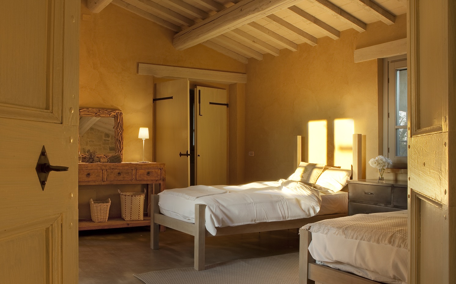 Twin bedroom in Mandola Piccola, umbria
