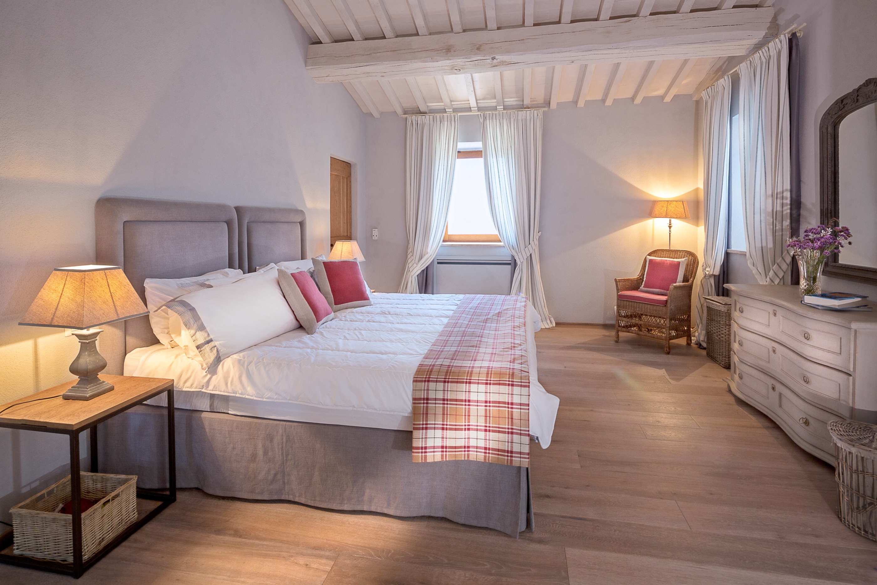 Red double bedroom of Monticello, Umbria