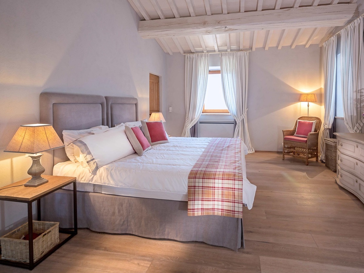 Red double bedroom of Monticello, Umbria