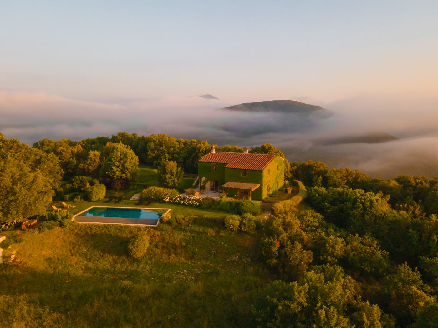 An exterior shot of Monticello and its surrounding rolling hills.