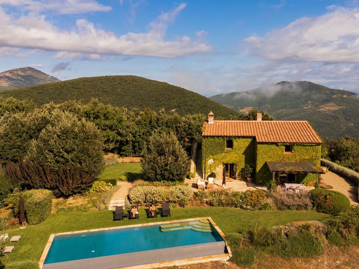 Drone view of the front of Villa Monticello in Umbria with view of the outdoor pool and sun lounger area