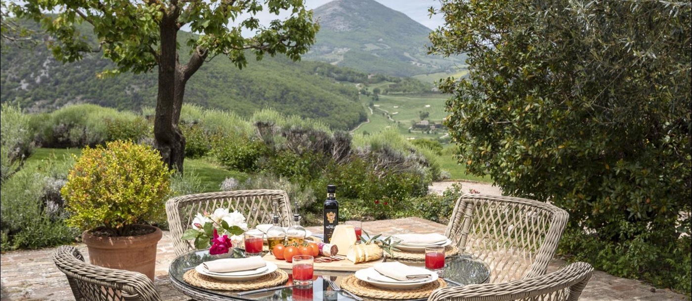 Outdoor dining with a view at Villa Arpeggio, Umbria 