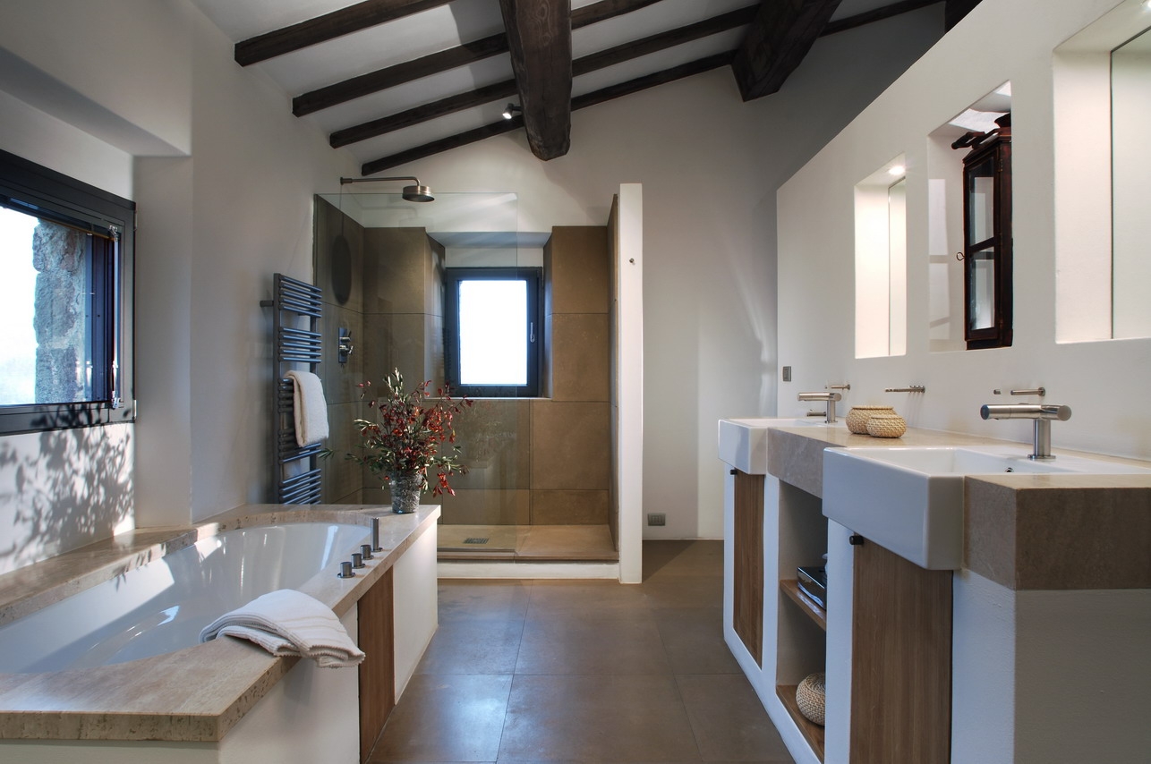 Large bathroom with dual vanity and bath and showe at Villa Arrighi in Umbria