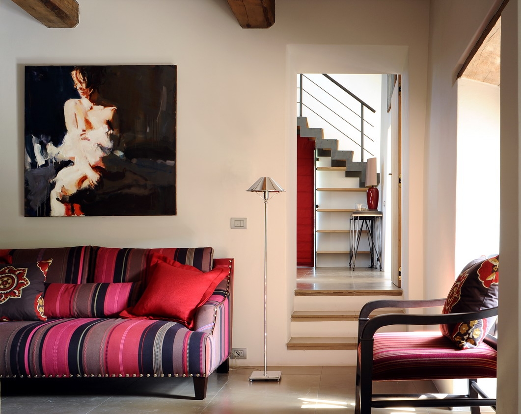 Living room with a fancy painting at Villa Arrighi, Umbria