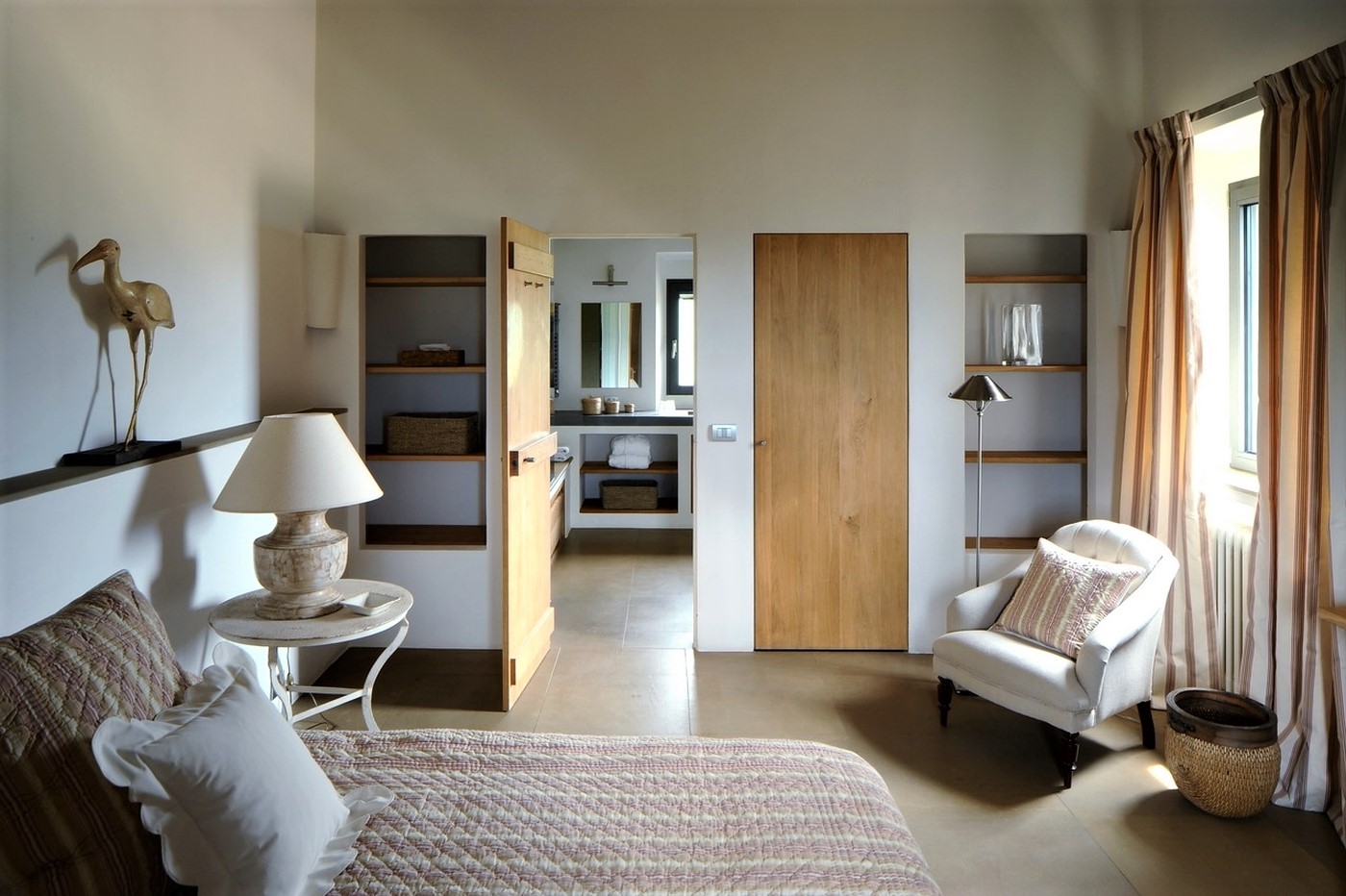 Double bedroom with doorway to bathroom at Villa Arrighi in Umbria