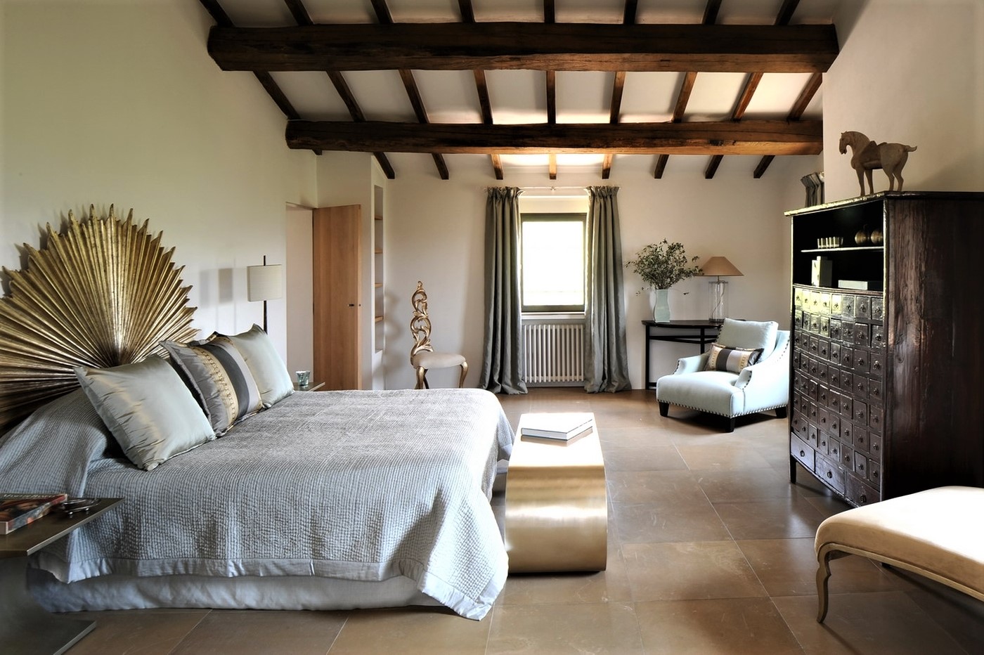 Double bedroom with golden headboard at Villa Arrighi in Umbria