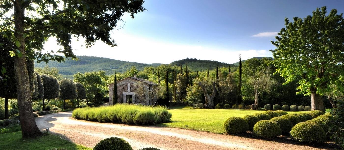 Driveway and garden of Villa Arrighi in Umbria