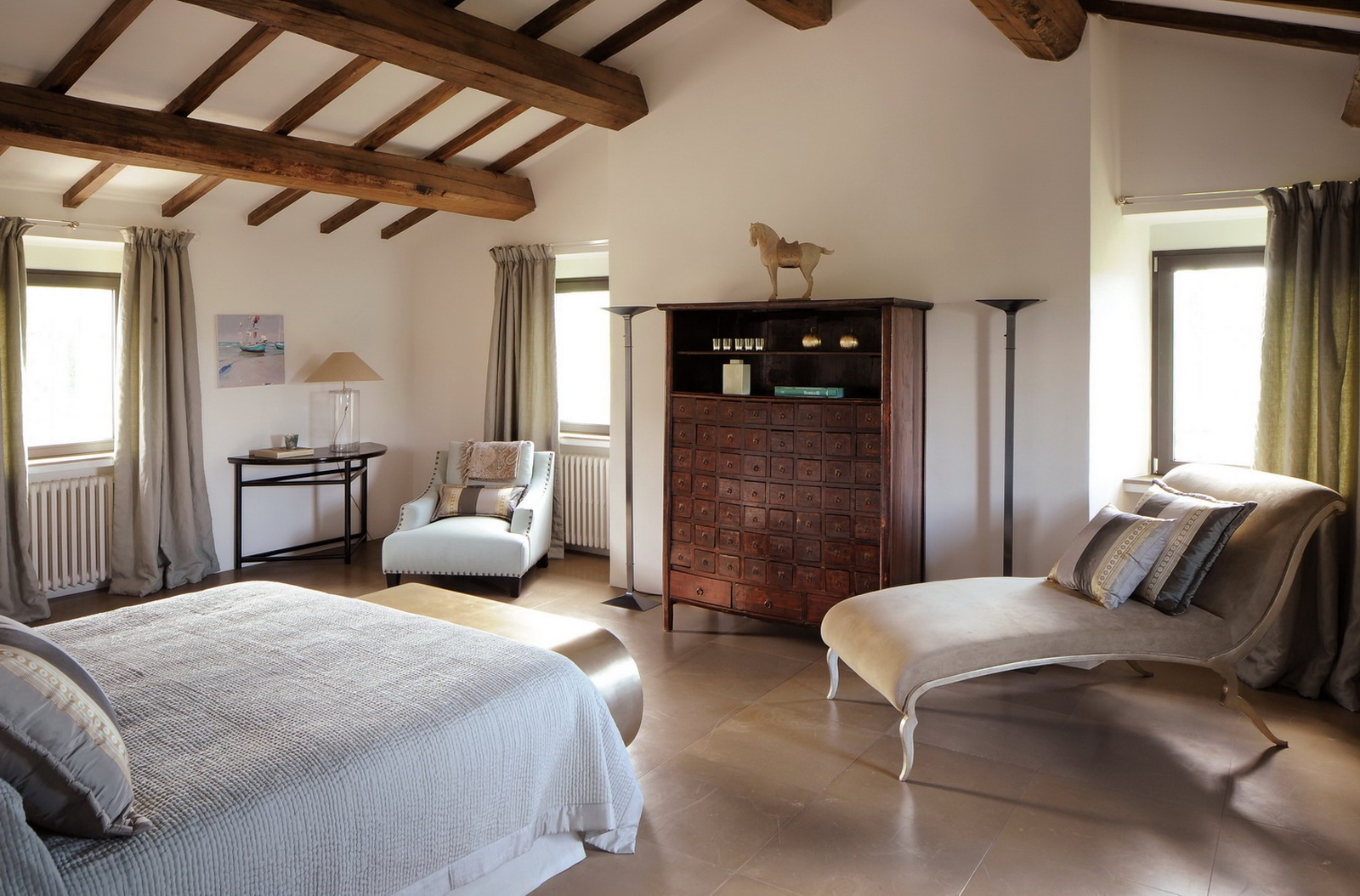 Double bedroom with high ceilings and chaise longue at Villa Arrighi in Umbria