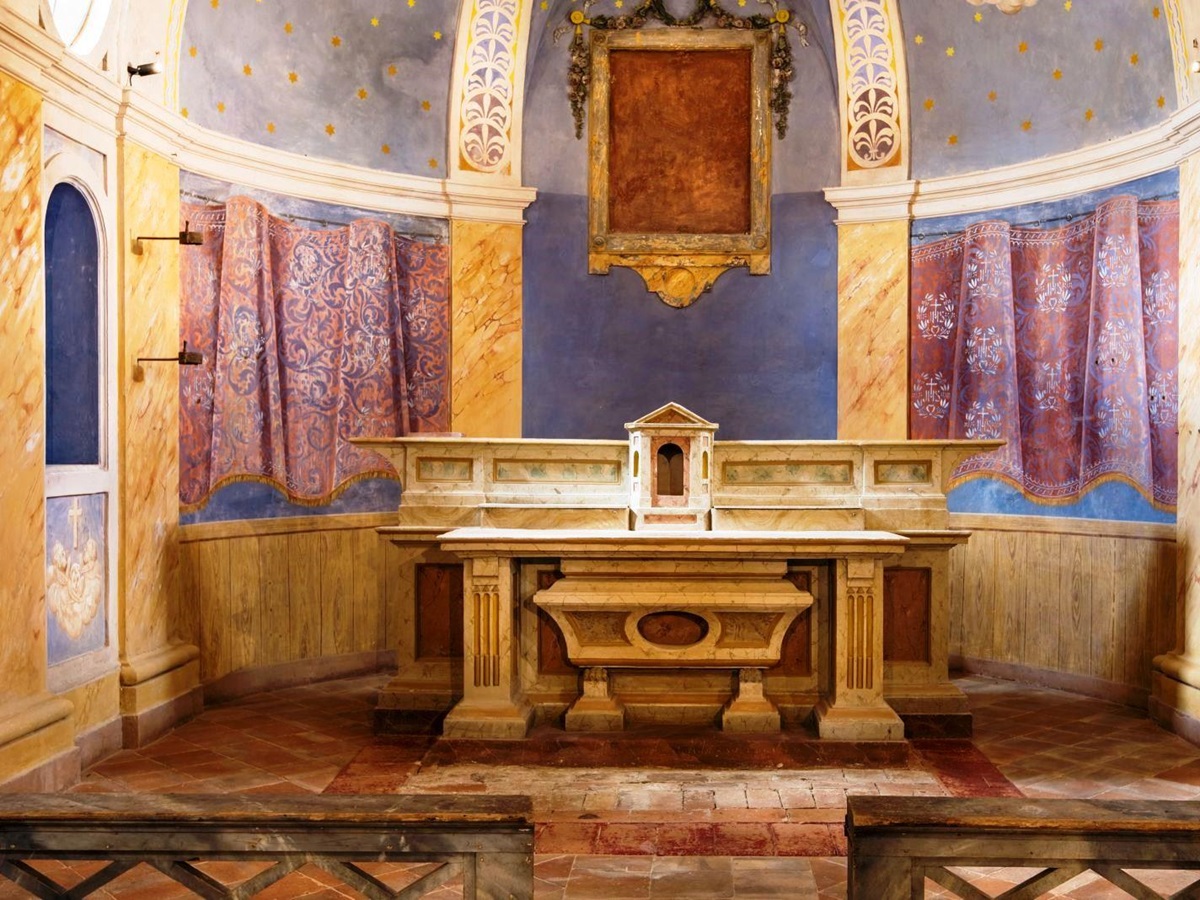 Alter in the chapel at villa del conte in umbria, Italy