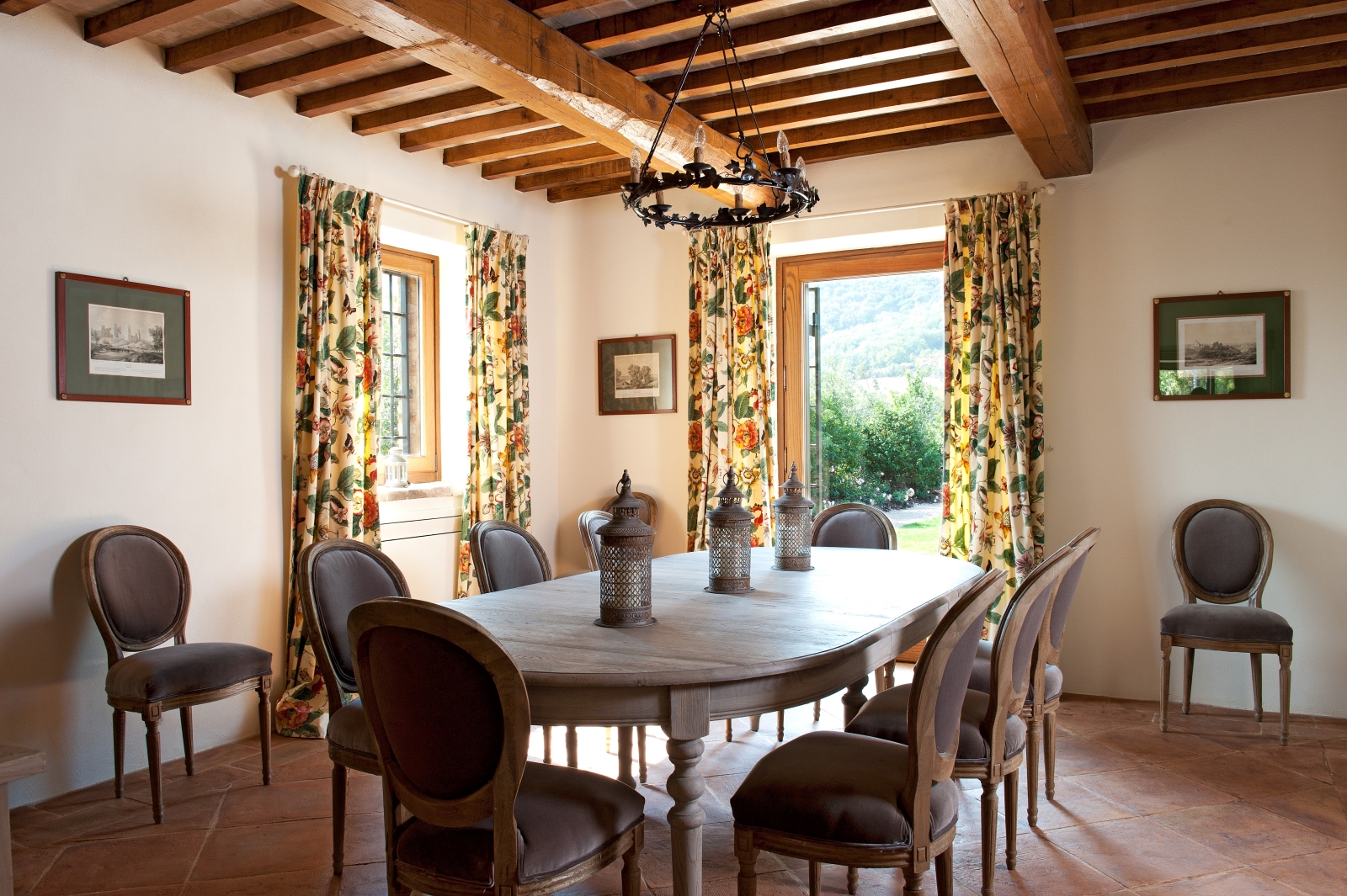 Dining room with wicker chairs at Il Canto in Umbria