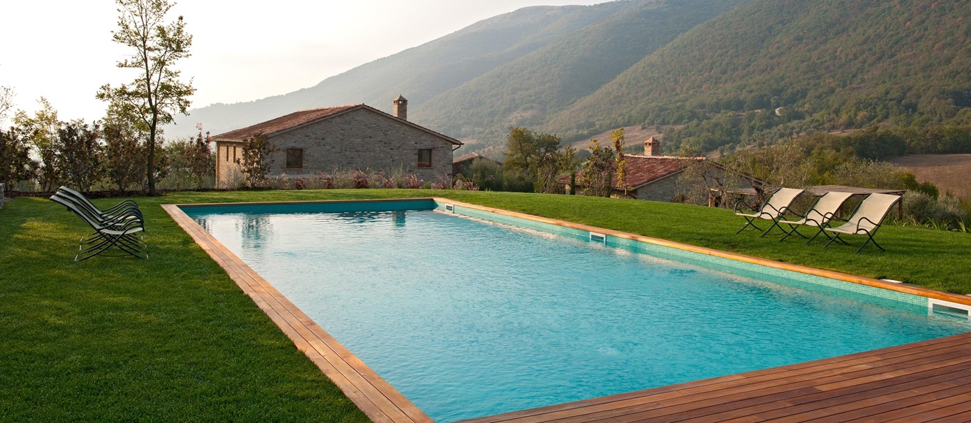 facade and swimming pool of Villa Di Mandola, Umbria