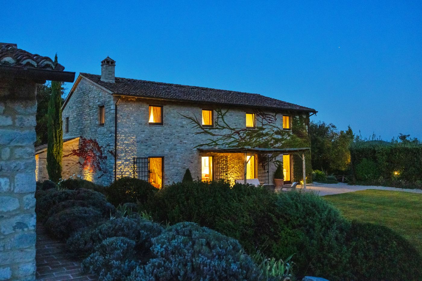 Villa Il Canto at night.