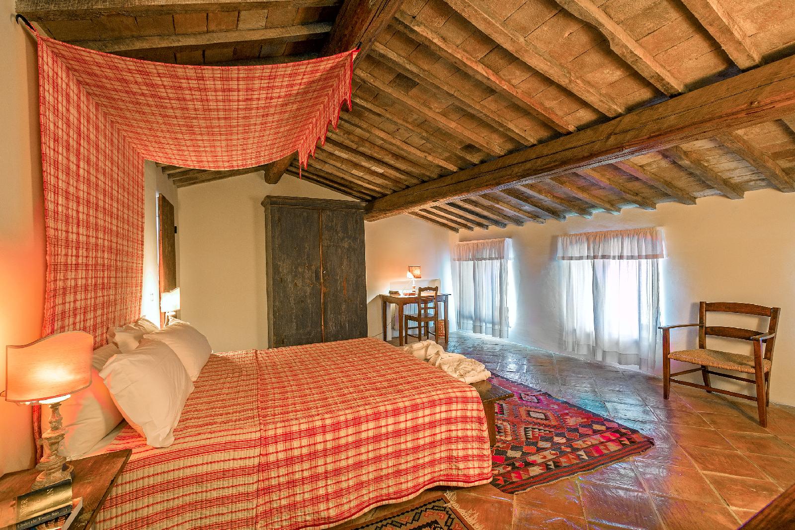 Double bedroom with two large windows in Villa l'Edera, Umbria