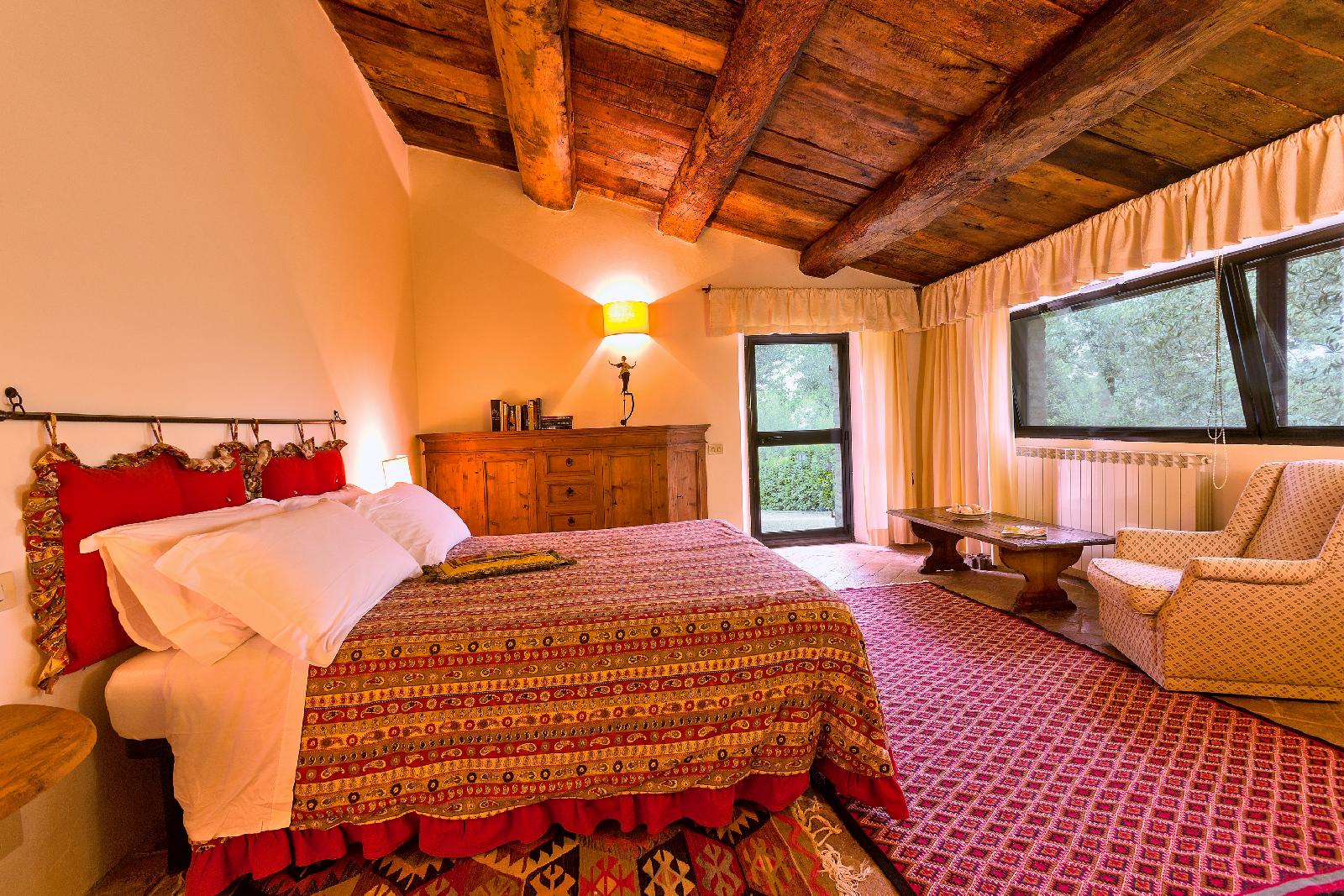 Double bedroom with red carpet in Villa l'Edera, Umbria
