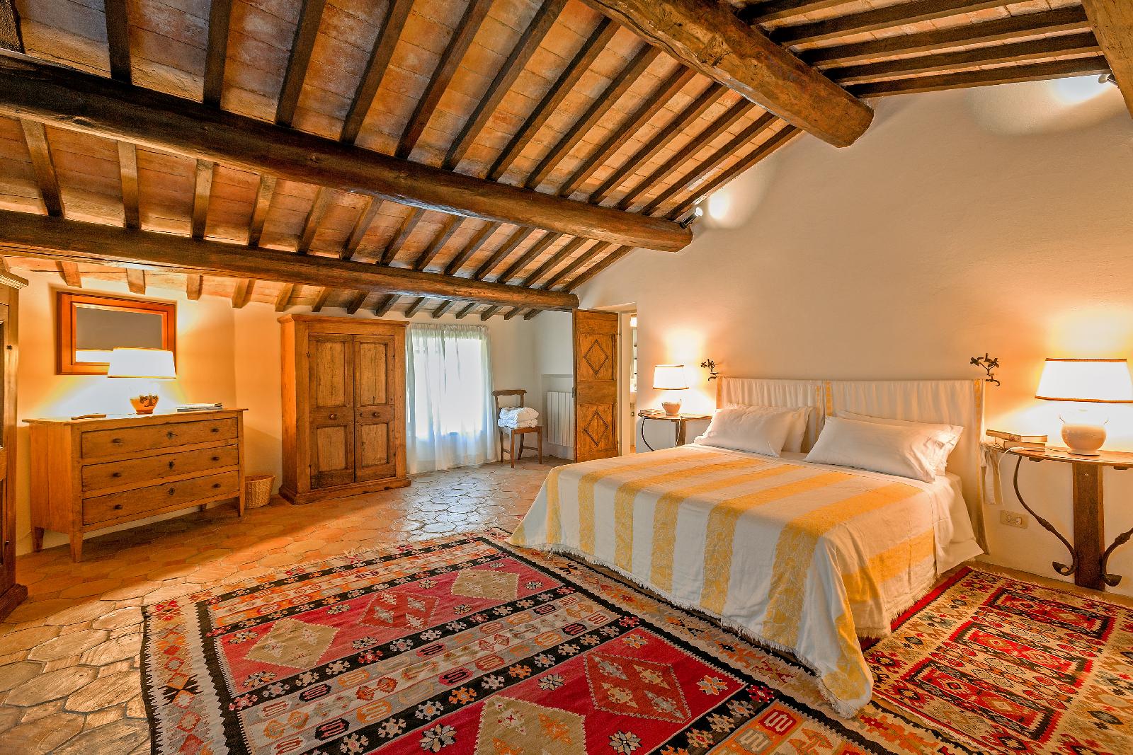 Spacious double bedroom in Villa l'Edera, Umbria