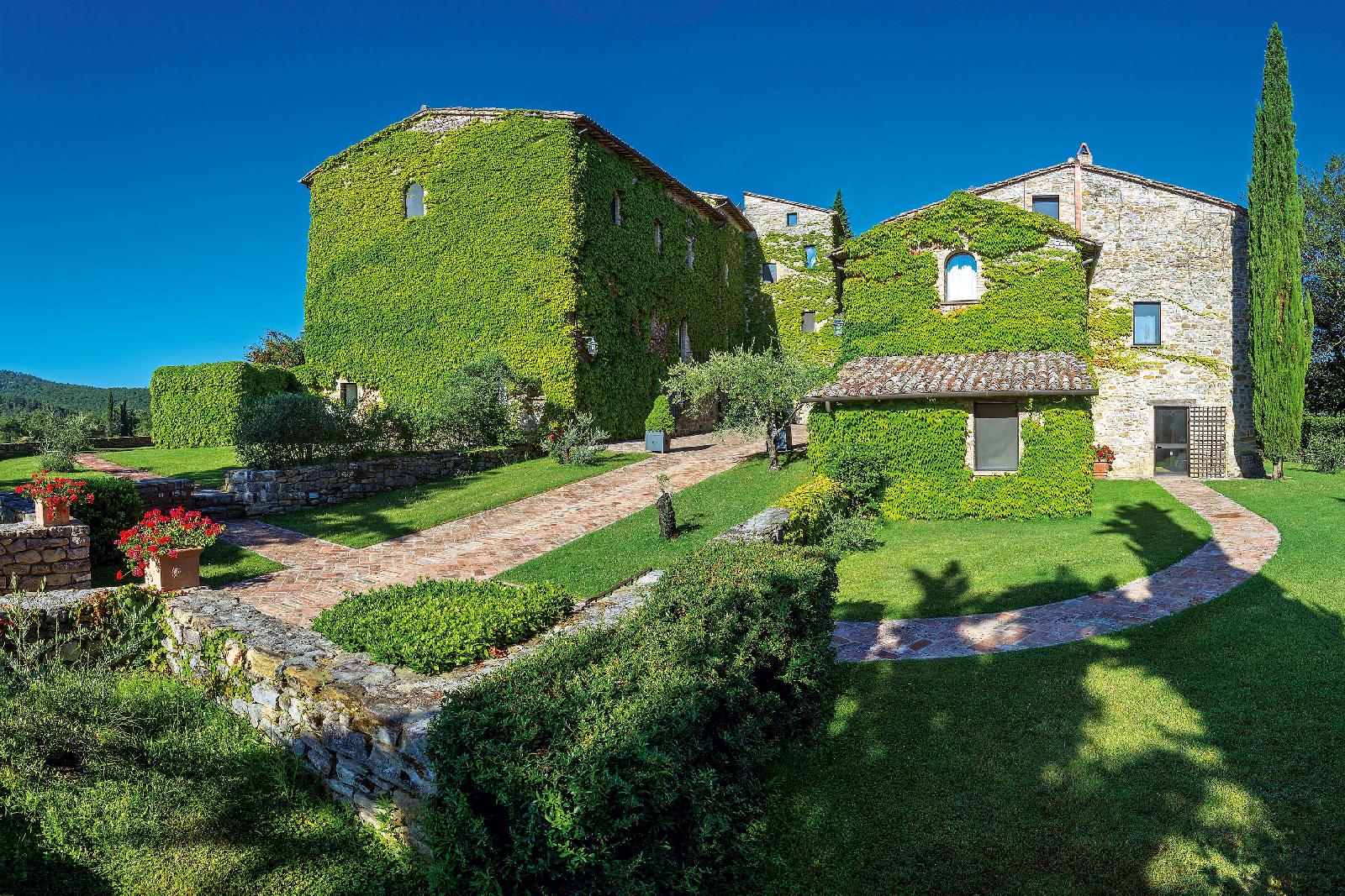 The green facade of Villa l'Edera, Umbria
