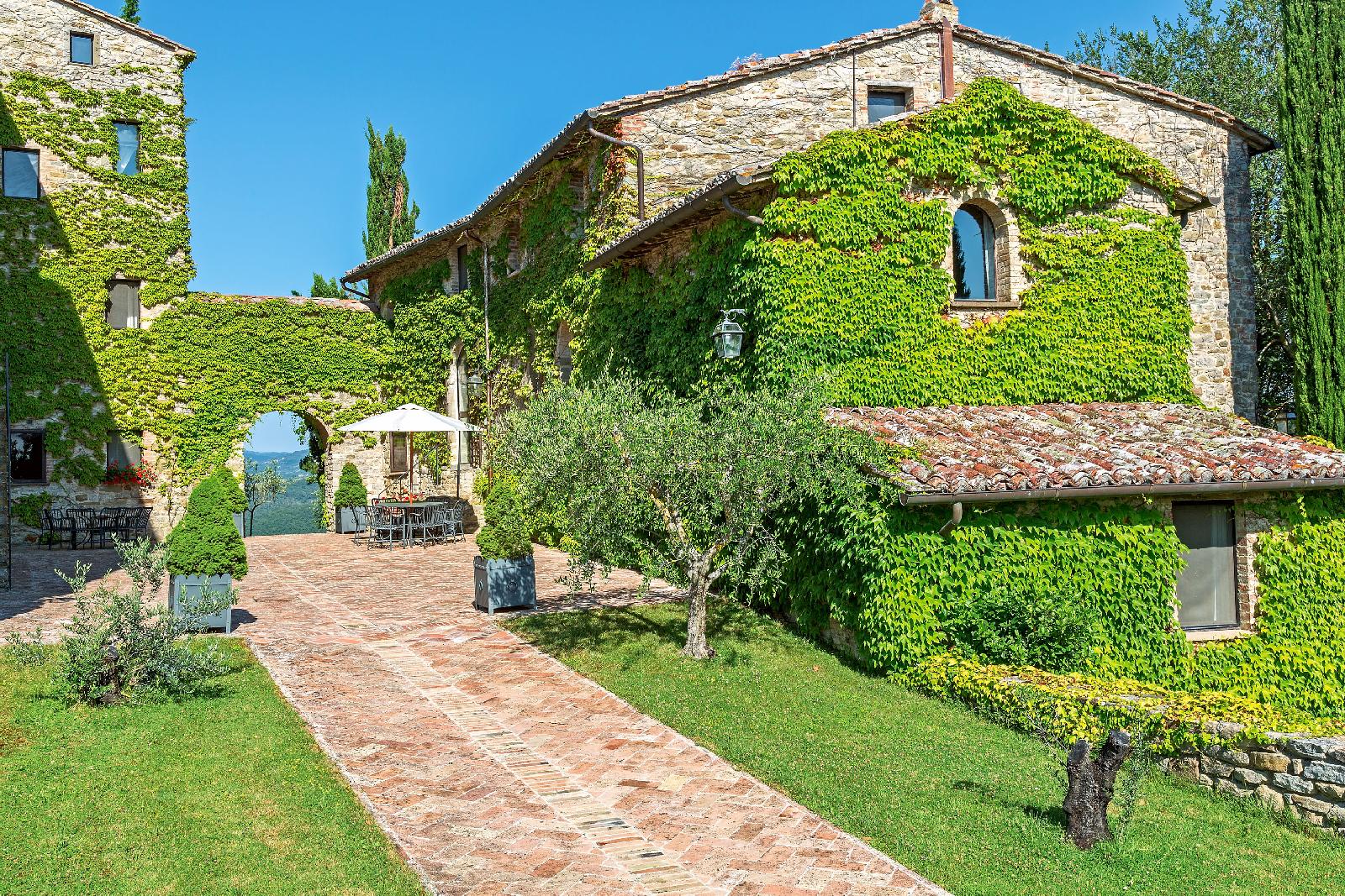 The garden and green facade of Villa l'Edera, Umbria