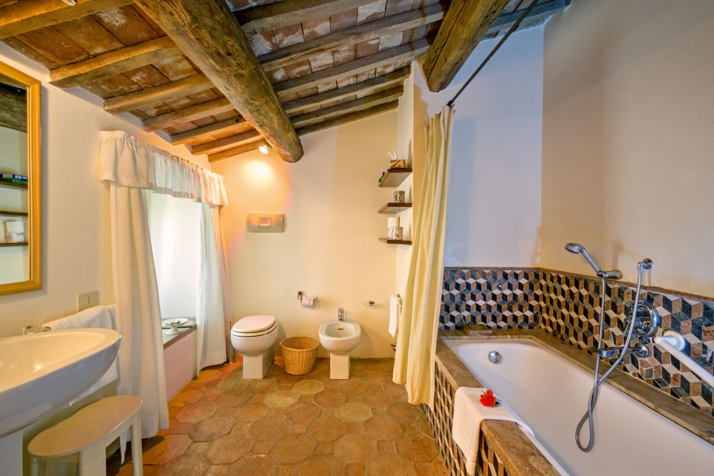 A third bathroom at L'Edera.