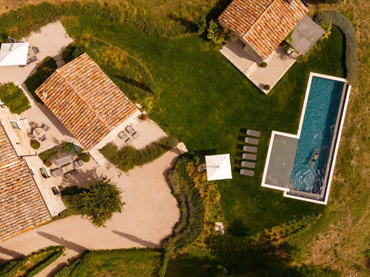Overhead view of Villa Piuma in Umbria with view of the villa and outdoor pool with lots of green outdoor space
