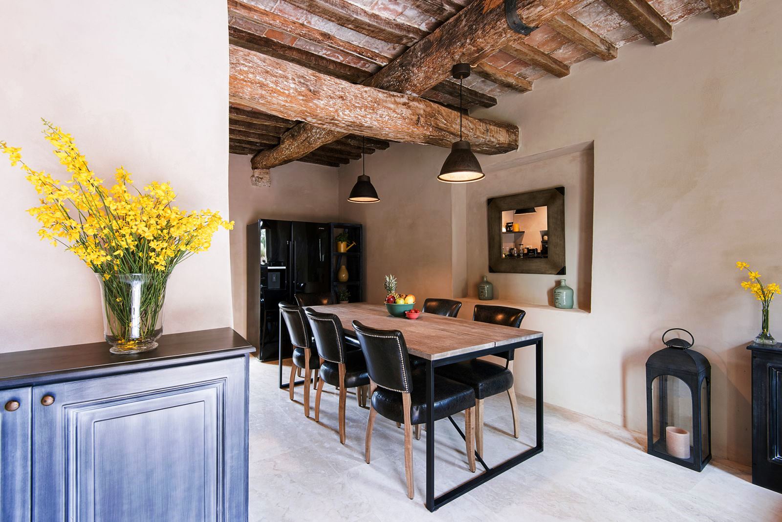 Dining table and 5 chairs in dining area with beamed ceiling at Villa Piuma in Umbria, Italy