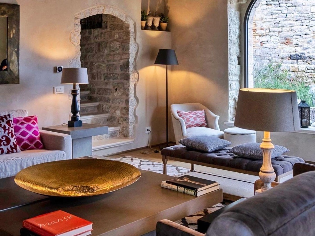 An alternative angle of the lounge at Villa Piuma.