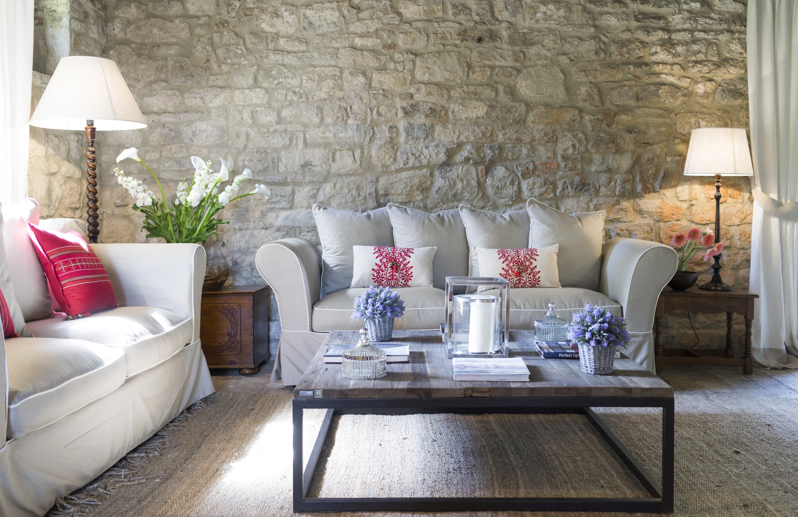 The light filled living room of Villa la Lavanda, Umbria