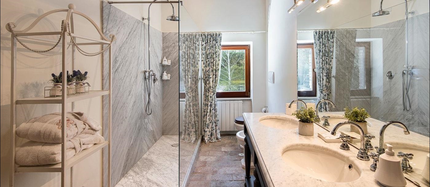 A bathroom with a walk in shower at Villa Pizzicato