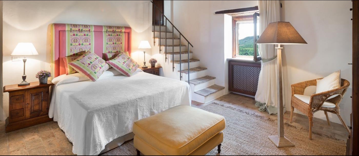 A spacious double bedroom at Villa Pizzicato