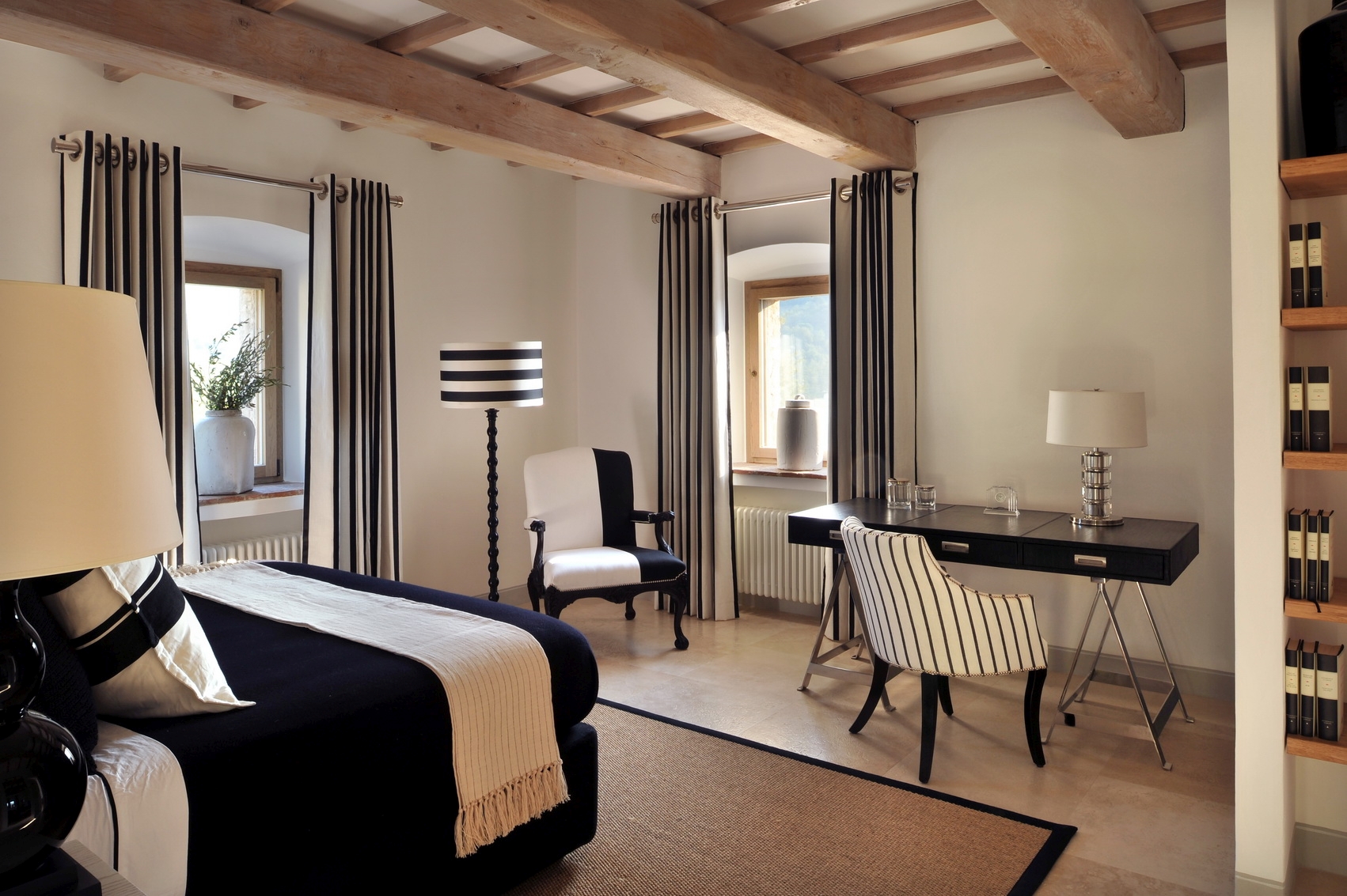 Black double bedroom of Villa Spinaltermine, Umbria