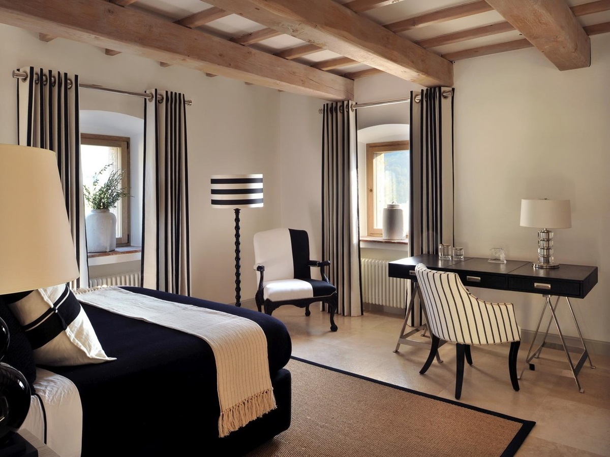 Black double bedroom of Villa Spinaltermine, Umbria