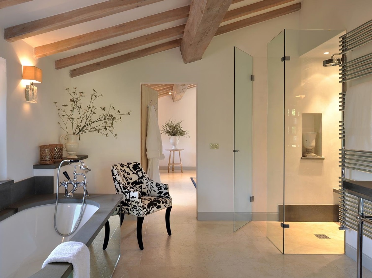 En-suite bathroom with bedroom in Villa Spinaltermine, Umbria