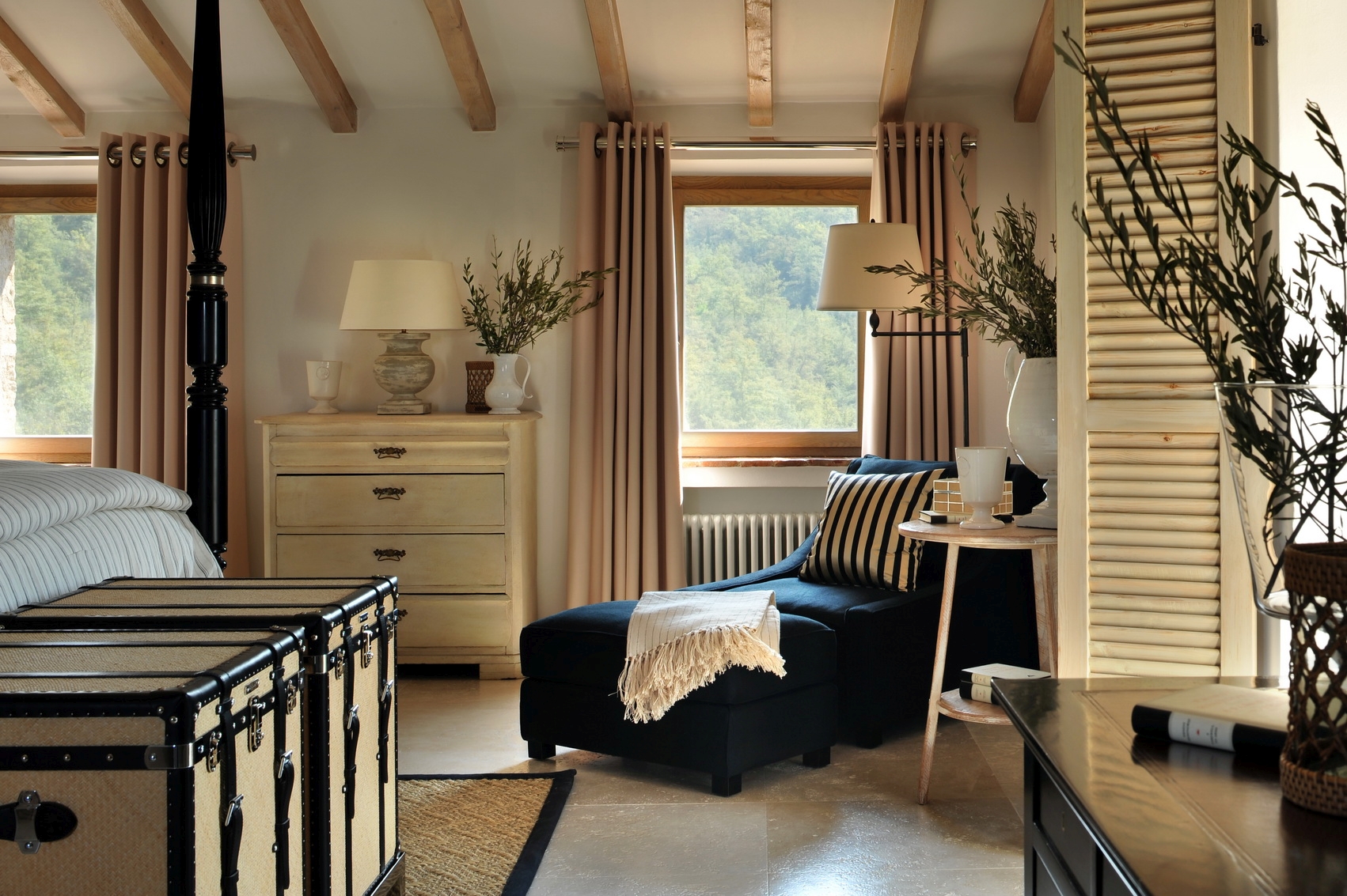 Double bedroom with a chair in Villa Spinaltermine, Umbria