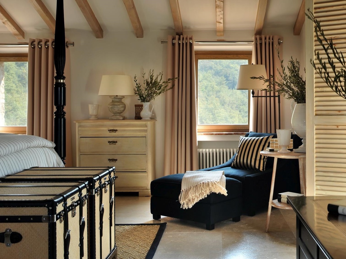 Double bedroom with a chair in Villa Spinaltermine, Umbria