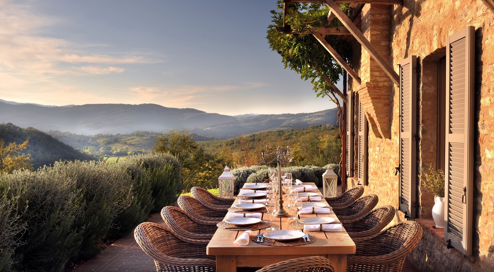Outdoor dining table of Villa Spinaltermine, Umbria